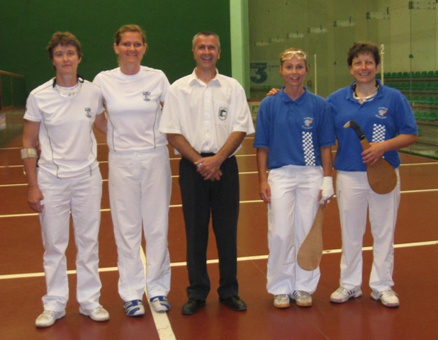 Les finalistes et l’arbitre Thierry ESCAT - 86.5 ko