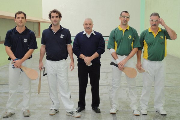 Barrage les joueurs et l’arbitre Jean Bernard Mounic - 41.2 ko