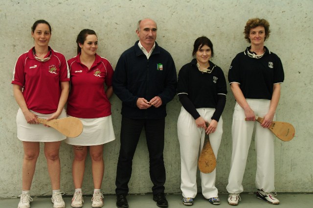 Les finalistes 1ère série féminines  et l’arbitre Raymond GUILLENTEGUY - 124.3 ko