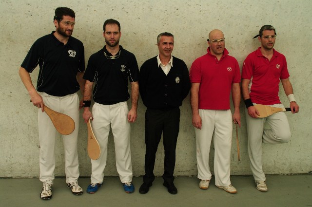 Les finalistes 1ère série  et l’arbitre Thierry ESCAT - 121.5 ko