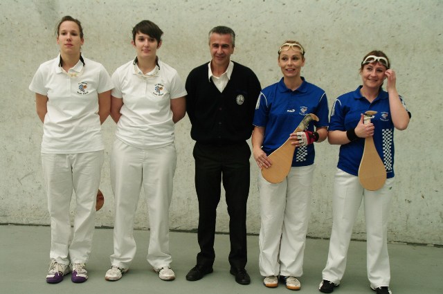 Les finalistes 2ème série féminines et l’arbitre Thierry ESCAT - 122.6 ko