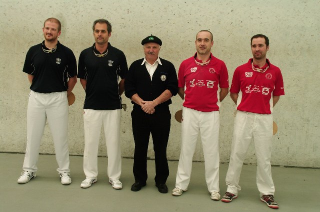 Les finalistes 2ème série et l’ arbitre Jean Bernard MOUNIC - 122.5 ko