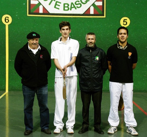 Les arbitres Jean Bernard MOUNIC et Thierry ESCAT avec les finalistes - 128.4 ko