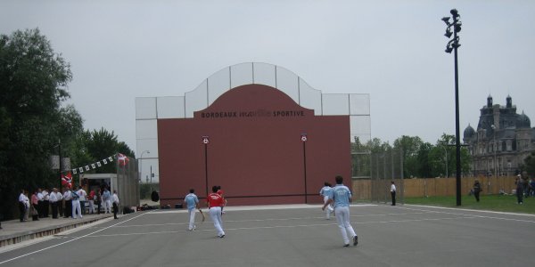 Le panorama vu du fond du fronton - 25.8 ko