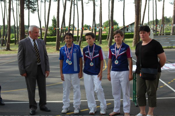 Les benjamins avec Françoise Guillenteguy organisatrice du championnat, et l’adjoint aux Sports de Gujan - 62.1 ko