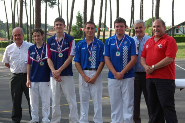 Les juniors avec le Président de la Ligue, Roland DUFOURG membre du CD FFPB et le Président du Pilotari Gujanais - 56.4 ko