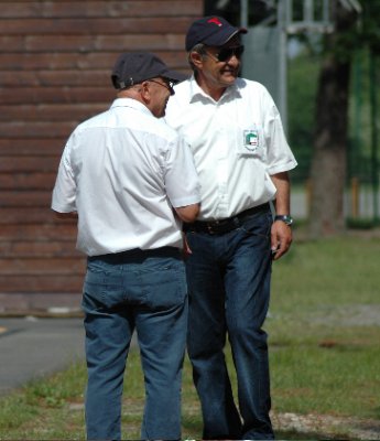 Les arbitres : Jean Claude Begaries et Yves Puyjanilet - 27 ko