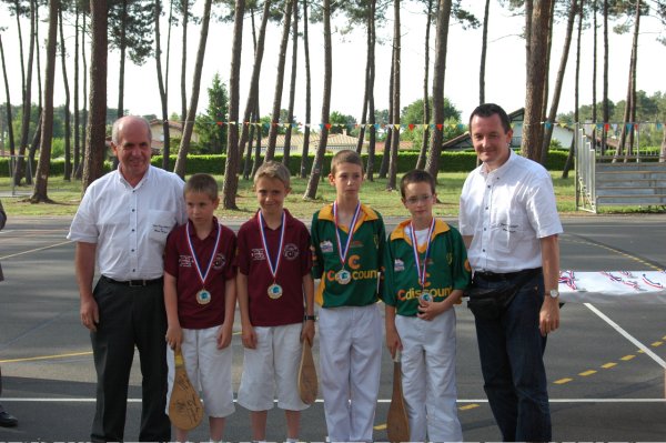 Les poussins avec le président et le secrétaire de la Ligue - 67.8 ko