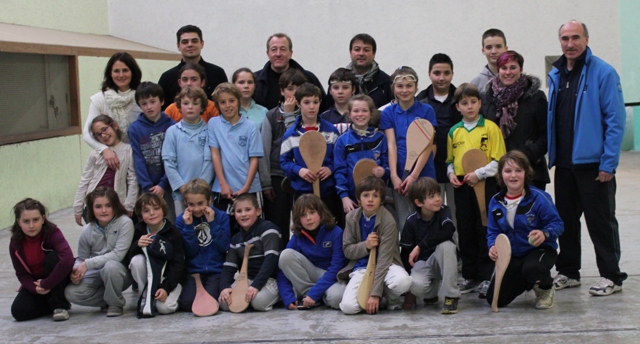 Les enfants et les encadrants de ce plateau dans le trinquet Maitena à Villenave - 155.7 ko