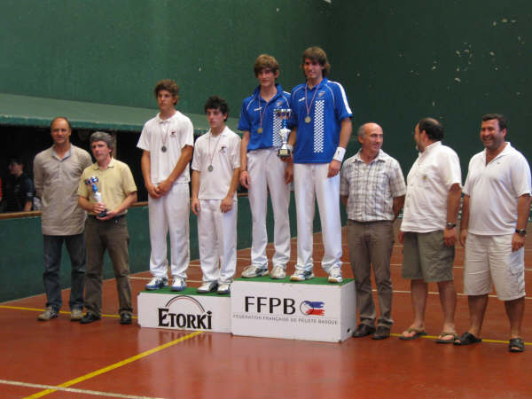 Podium junior 14 juin 09 le CA Béglais champion juniors de paleta pelote gomme creuse trinquet - 38.6 ko