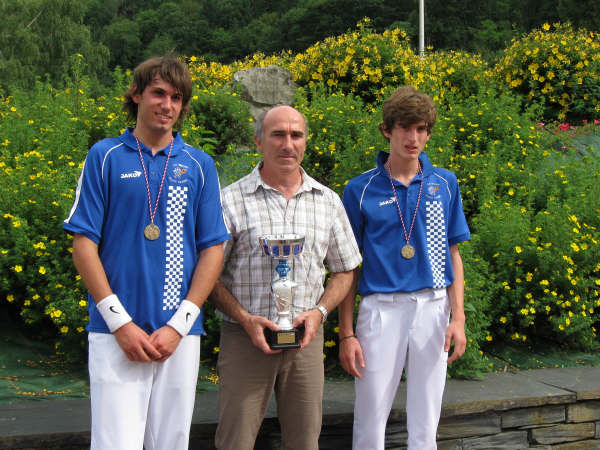 Les champions juniors Guillaume NICOL et Antoine GONZALEZ encadrent Raymond GUILLENTEGUY leur formateur du CA Béglais  - 64.7 ko