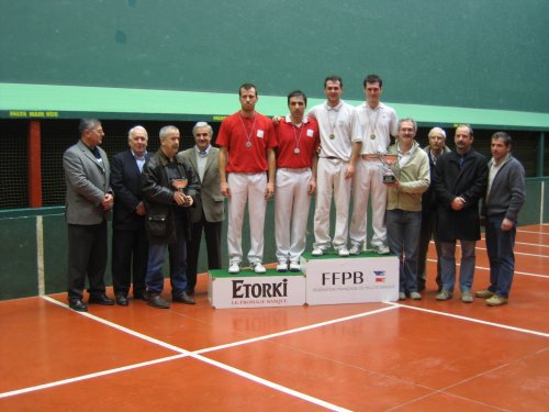 Les frères Laxalde sur la plus haute marche du podium - 38.4 ko