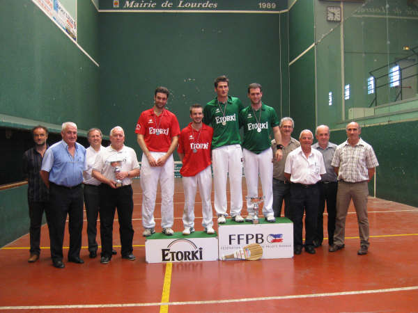 Podium senior 13 juin 2009 le CA BEGLAIS champion de France Nationale A de palete pelote gomme creuse trinquet - 41.5 ko