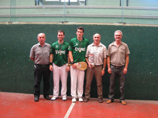 De gàd le Président de la Ligue Christian LABADIE, les champions Peyo LAXALDE, Patxi GUILLENTEGUY, les formateurs pour le CA Béglais Raymond Guillenteguy, pour l’Akitania le formateur historique Joseph LAXALDE - 38.8 ko